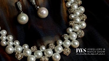 pearl earrings and necklace 