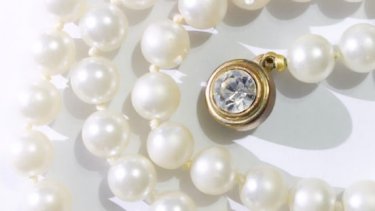 Necklace with a diamond surrounded by pearls