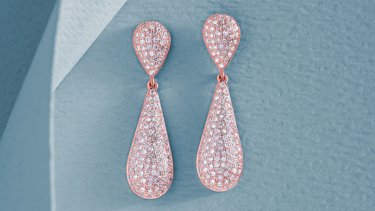 Rose gold earrings adourned with diamonds