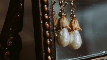Accessory hanging on mirror with baroque pearls